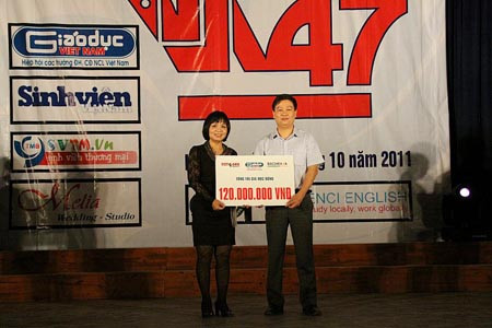 TBT Nguyễn Tiến Bình thay mặt cho đơn vị tài trợ là Trường Quốc tế Việt Anh và BachKhoa-Aptech trao học bổng có tổng trị giá 120 triệu đồng cho PGS.TS Nguyễn Thị Bích Loan, Phó hiệu trưởng nhà trường