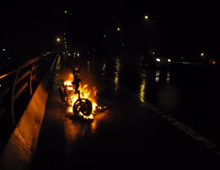 Sau 30 phút chỉ còn trơ lại bộ khung Sau 30 phút chỉ còn trơ lại bộ khung