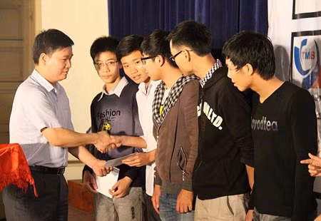 TBT Báo Giáo Dục Việt Nam trao học bổng cho SV trường Đại học Thương Mại