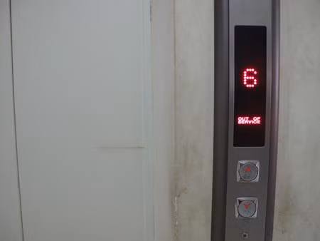 Ảnh chụp thang máy bên trái tòa nhà CT3 ngừng hoạt động lúc 8h45phút ngày 12/10/2011