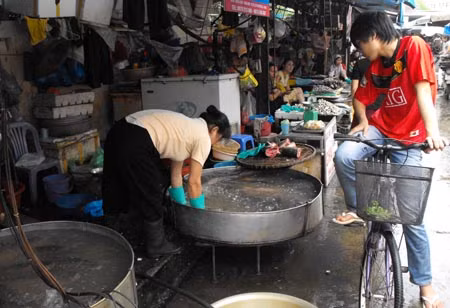 Giá các mặt rau, củ, quả tăng mạnh, khiến nhiều sinh viên được mùa ăn thịt.