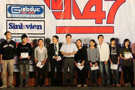 Niềm vui của các tân sinh viên khi nhận được học bổng tin học và tiếng Anh