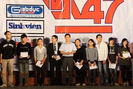 Niềm vui của các tân sinh viên khi nhận được học bổng tin học và tiếng Anh