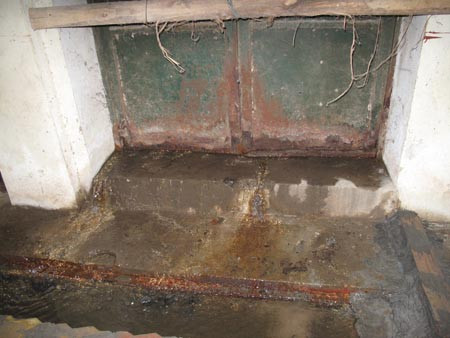 Dù trời mưa to, hay nắng nóng thì nước cống vẫn chảy ngập vào tầng hầm