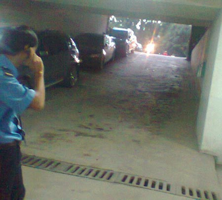 Tình trạng để xe tại cửa ra lên - xuống của tầng hầm rất nguy hiểm cho việc đi lại của cư dân tại chung cư 93 Lò Đúc