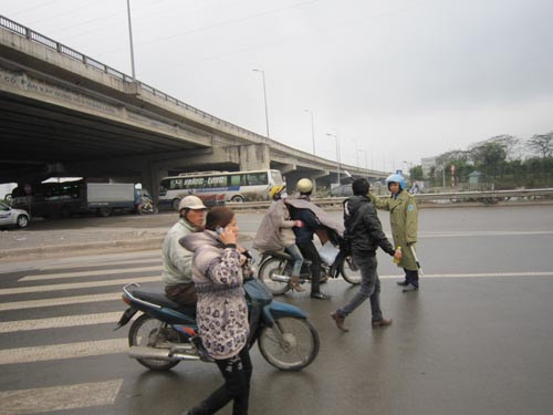 Nhiều người nháo nhác vì cấm xe máy, xe thô sơ trên tuyến quốc lộ 1B Nhiều người nháo nhác vì cấm xe máy, xe thô sơ trên tuyến quốc lộ 1B