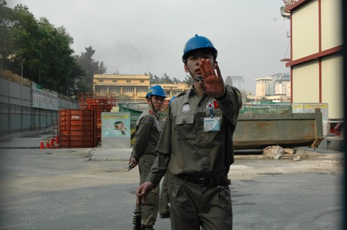 Bảo vệ ngăn cản không cho phóng viên vào hiện trường.