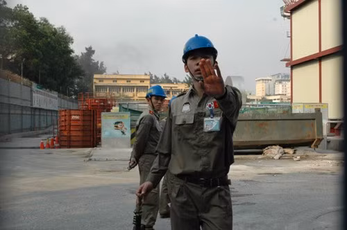 Bảo vệ ngăn cản không cho phóng viên vào hiện trường. Bảo vệ ngăn cản không cho phóng viên vào hiện trường.