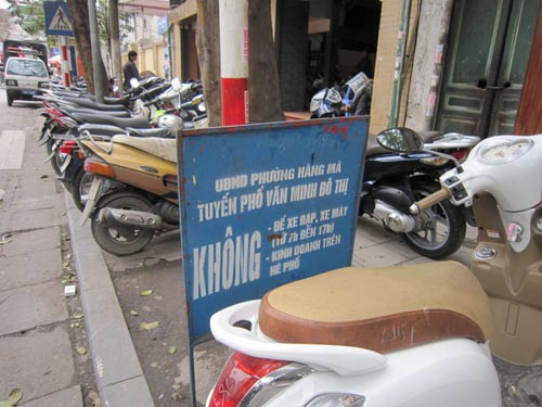 Bất chấp biển cấm, xe vẫn dựng chật kín trên vỉa hè.