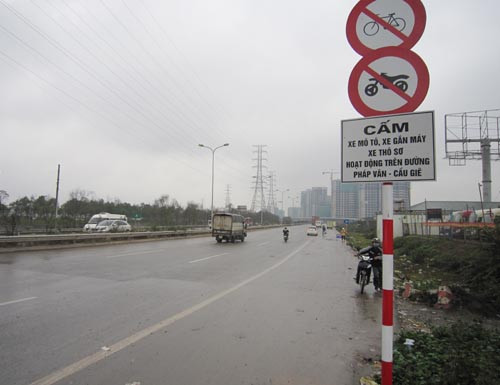 Trong khi một số người đã biết đi nhầm đường xuống xe quay lại thì vẫn còn một số người điều khiển xe chưa chấp hành đúng luật Trong khi một số người đã biết đi nhầm đường xuống xe quay lại thì vẫn còn một số người điều khiển xe chưa chấp hành đúng luật