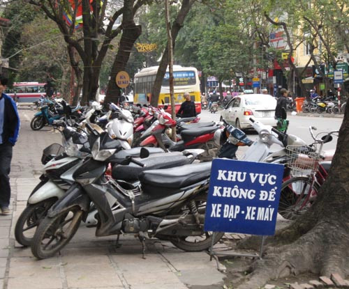 Người dân vẫn ngang nhiên để xe ở khu vực cấm trên phố Bà Triệu.