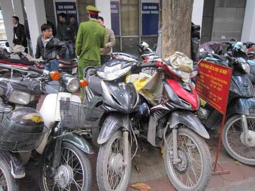 Lực lượng cơ quan chức năng đi kiểm tra và xử lý vi phạm.