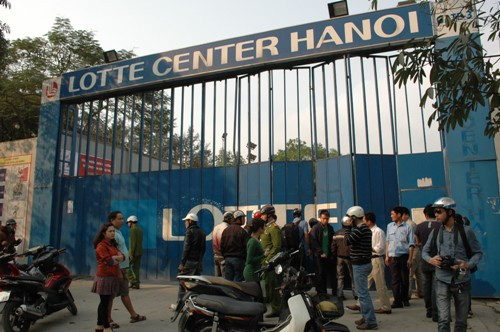 Người dân xung quanh khu vực cũng hốt hoảng.