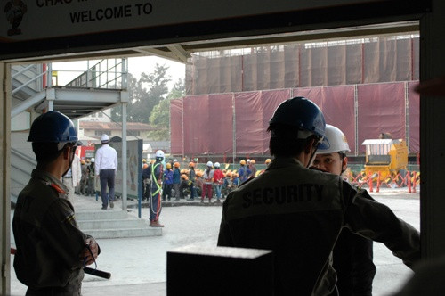 Công nhân tại công trường hoảng loạn vì xảy ra sự cố.