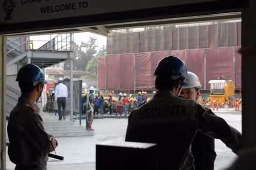 Công nhân tại công trường hoảng loạn vì xảy ra sự cố. Công nhân tại công trường hoảng loạn vì xảy ra sự cố.