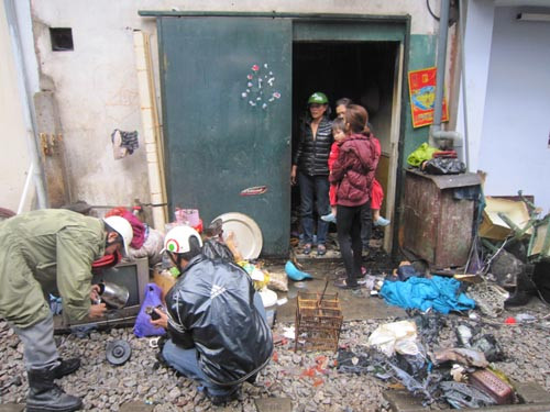 Đồ đạc trong nhà đã bị thiêu rụi hoàn toàn. Đồ đạc trong nhà đã bị thiêu rụi hoàn toàn.