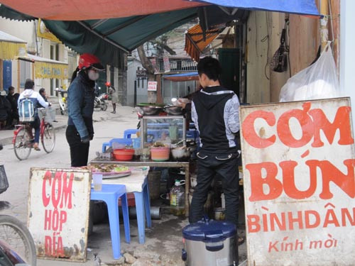 Thỉnh thoảng mới có khách vào mua cơm mang về nhà. Thỉnh thoảng mới có khách vào mua cơm mang về nhà.