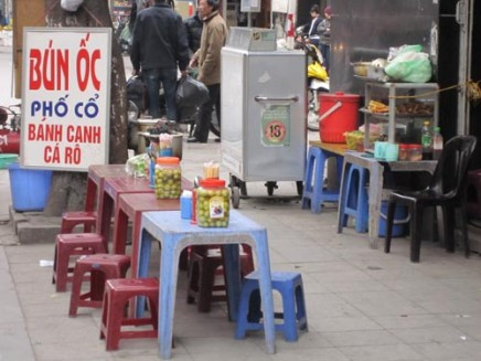 Nhiều quán ăn vỉa hè rơi vào cảnh ế ẩm trong những ngày đầu thực hiện cấm trông giữ xe trên 262 tuyến phố là điều dễ nhận biết. Nhiều quán ăn vỉa hè rơi vào cảnh ế ẩm trong những ngày đầu thực hiện cấm trông giữ xe trên 262 tuyến phố là điều dễ nhận biết.