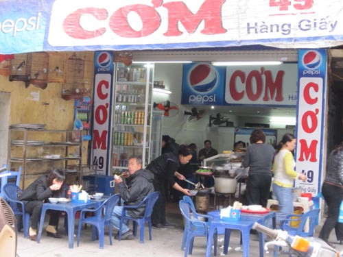 Cùng chung cảnh ngộ, một quán cơm ở Hàng Giấy cũng rất vắng khách dù trong giờ cao điểm buổi trưa. Cùng chung cảnh ngộ, một quán cơm ở Hàng Giấy cũng rất vắng khách dù trong giờ cao điểm buổi trưa.