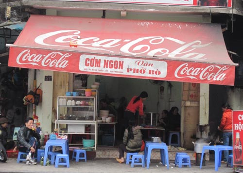 Một quán cơm ngon trên đường Hàng Chiếu trước đây vào những bữa ăn trưa khách rất nhộn nhịp. Tuy nhiên những ngày gần đây khách hàng đã giảm đi một cách đáng kể, bởi lẽ nhiều khách hàng sợ công an "sờ gáy" khi dừng xe trên vỉa hè vào ăn cơm. Một quán cơm ngon trên đường Hàng Chiếu trước đây vào những bữa ăn trưa khách rất nhộn nhịp. Tuy nhiên những ngày gần đây khách hàng đã giảm đi một cách đáng kể, bởi lẽ nhiều khách hàng sợ công an "sờ gáy" khi dừng xe trên vỉa hè vào ăn cơm.