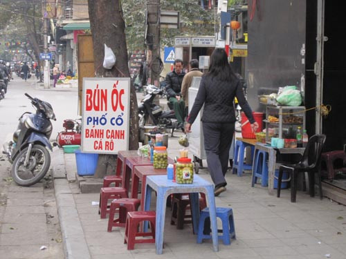 Quán bún ốc trên phố cổ cũng không một bóng người. Quán bún ốc trên phố cổ cũng không một bóng người.