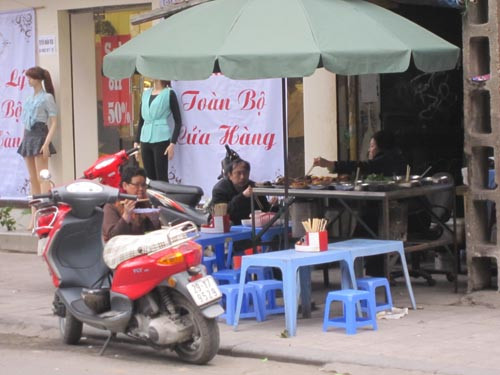 Tuy nhiên, vẫn có một số người làm liều để xe dưới lòng đường vào để lót dạ. Tuy nhiên, vẫn có một số người làm liều để xe dưới lòng đường vào để lót dạ.