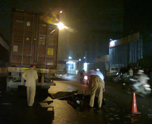 Sau khi nhận được tin báo, lực lượng chức năng đã có mặt tại hiện trường để giải quyết vụ việc. Sau khi nhận được tin báo, lực lượng chức năng đã có mặt tại hiện trường để giải quyết vụ việc.