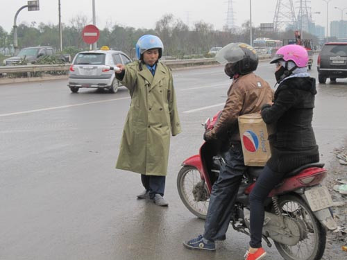Thanh tra giao thông hướng dẫn người điều khiển xe máy, tránh vào đường cấm Thanh tra giao thông hướng dẫn người điều khiển xe máy, tránh vào đường cấm