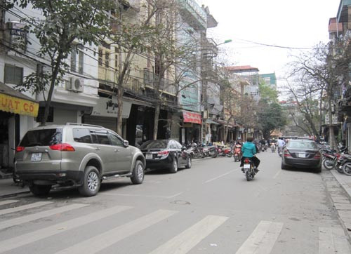 Giám đốc Sở GTVT Hà Nội nhận định: Nhu cầu để xe ở lòng đường, vỉa hè của người dân rất cao.