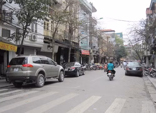 Giám đốc Sở GTVT Hà Nội nhận định: Nhu cầu để xe ở lòng đường, vỉa hè của người dân rất cao.