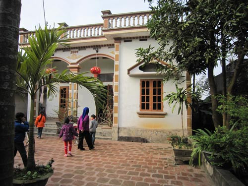 Ngôi nhà của kẻ sát nhân Nguyễn Hữu Dưỡng bao trùm không khí ảm đạm khi hay tin y phạm tội.. Ngôi nhà của kẻ sát nhân Nguyễn Hữu Dưỡng bao trùm không khí ảm đạm khi hay tin y phạm tội..