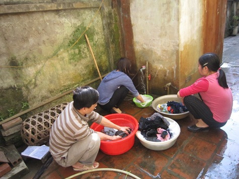 Bên cạnh đó, nhiều xóm trọ cũng may mắn có nước máy bơm để dùng, mặc dù nước máy bơm có rất nhiều phèn... Bên cạnh đó, nhiều xóm trọ cũng may mắn có nước máy bơm để dùng, mặc dù nước máy bơm có rất nhiều phèn...