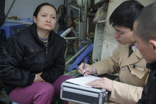 Chị Chu Thị Hiền, chủ quán phở kể lại sự việc với cơ quan chức năng Chị Chu Thị Hiền, chủ quán phở kể lại sự việc với cơ quan chức năng