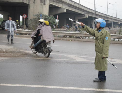 Thanh tra giao thông vô cùng vất vả để hướng dẫn người đi đường Thanh tra giao thông vô cùng vất vả để hướng dẫn người đi đường