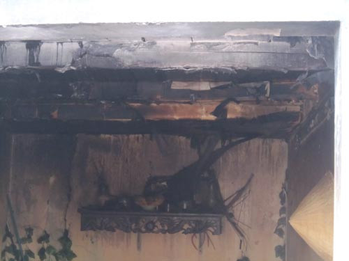 Phía trong ngôi nhà bị cháy đen xì. Phía trong ngôi nhà bị cháy đen xì.