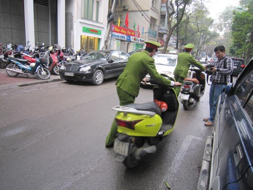 Lực lượng công an xử lý các xe vi phạm trong ngày đầu ra quân.