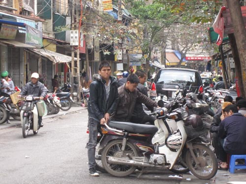 Mặc dù, chủ trương của Thành phố đã được thông báo đến các cơ quan nhưng vi phạm vẫn diễn ra.