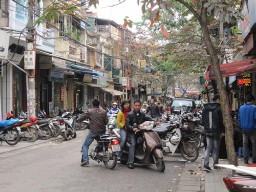 Việc cấm để xe ở lòng đường, vỉa hè của 262 tuyến phố đã làm nhiều người dân lúng túng.