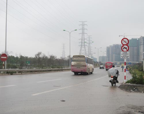 Khi thanh tra giao thông sơ hở nhiều người vẫn lách luật để đi vào đường cấm Khi thanh tra giao thông sơ hở nhiều người vẫn lách luật để đi vào đường cấm