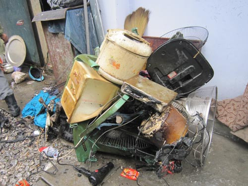 Do ngọn lửa bùng phát nhanh nên những thiết bị chủ yếu để dùng cho sinh hoạt hàng ngày đã cháy sạch. Do ngọn lửa bùng phát nhanh nên những thiết bị chủ yếu để dùng cho sinh hoạt hàng ngày đã cháy sạch.