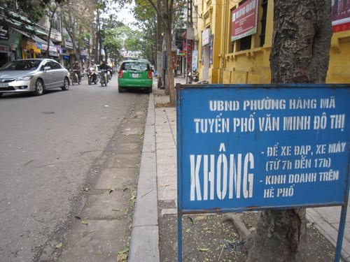 Chỉ cấm xe đạp, xe máy còn ô tô vẫn để ở lòng đường?