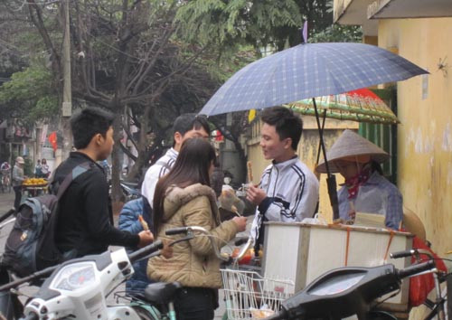 Những quán ăn di động trước cổng trường giống như một bữa "tiệc" đứng.