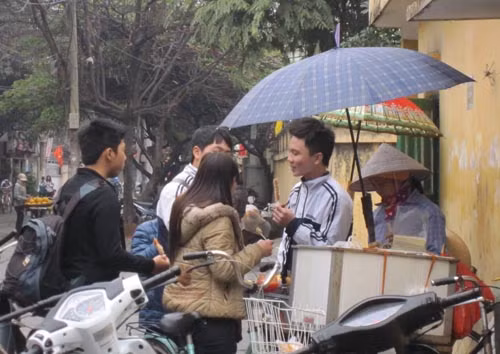 Những quán ăn di động trước cổng trường giống như một bữa "tiệc" đứng.