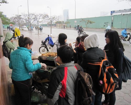 Nắm bắt được tâm lý của học sinh, nhiều chủ quán đã tăng giá để kiếm lãi. Nhiều chủ hàng cho biết có ngày họ lãi lên đến gần triệu đồng