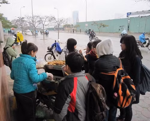 Nắm bắt được tâm lý của học sinh, nhiều chủ quán đã tăng giá để kiếm lãi. Nhiều chủ hàng cho biết có ngày họ lãi lên đến gần triệu đồng