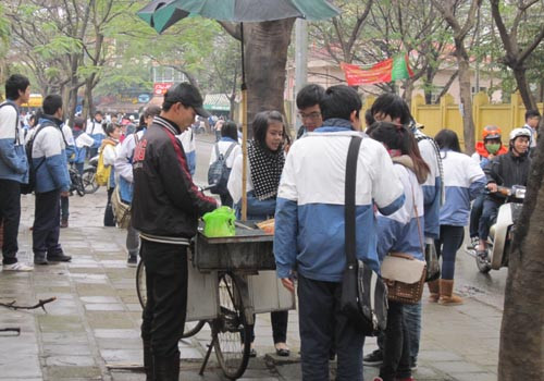 Nhiều phụ huynh lo ngại rằng, sau khi đổi giờ học các cháu không có thời gian tự học hơn mà việc ăn uống của các cháu cũng thất thường