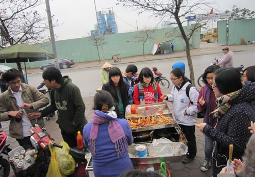 Các quán ăn di động cổng trường sau khi thay đổi giờ học vì thế mà đắt khách hơn.