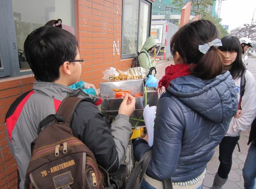 Vội vàng ăn sáng trước khi vào lớp...