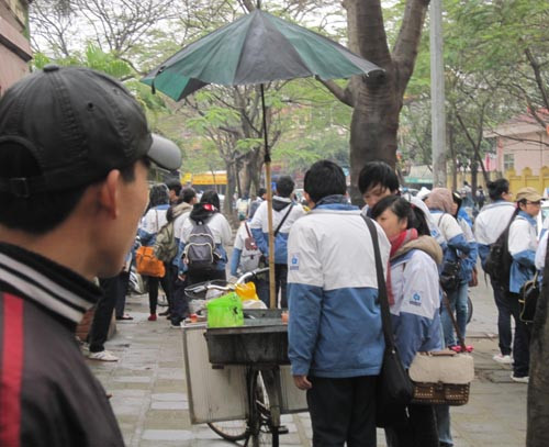 Ngoài các quán ăn, các dịch vụ khác như xe ôm cũng được mùa...