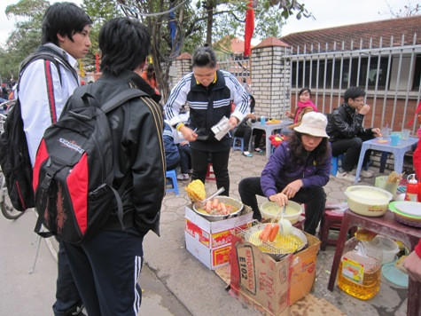 Một số hàng ăn di động cổng trường bắt đầu mọc lên nhiều hơn.